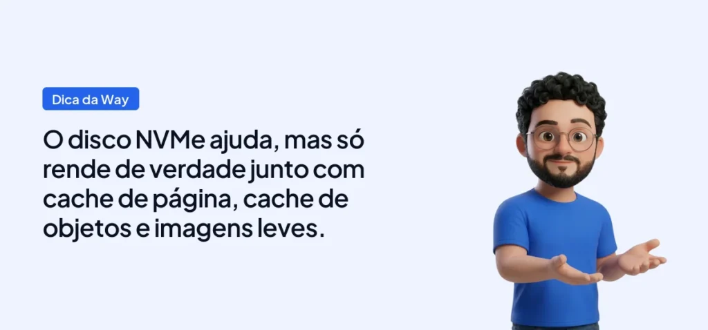 Mascote da Way Cloud com a dica: O disco NVMe ajuda, mas só rende de verdade junto com cache de página, cache de objetos e imagens leves.